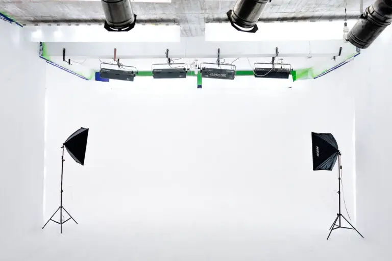 Instalaciones de grabación en fondo blanco en el foro para foto y video de Undying Studio