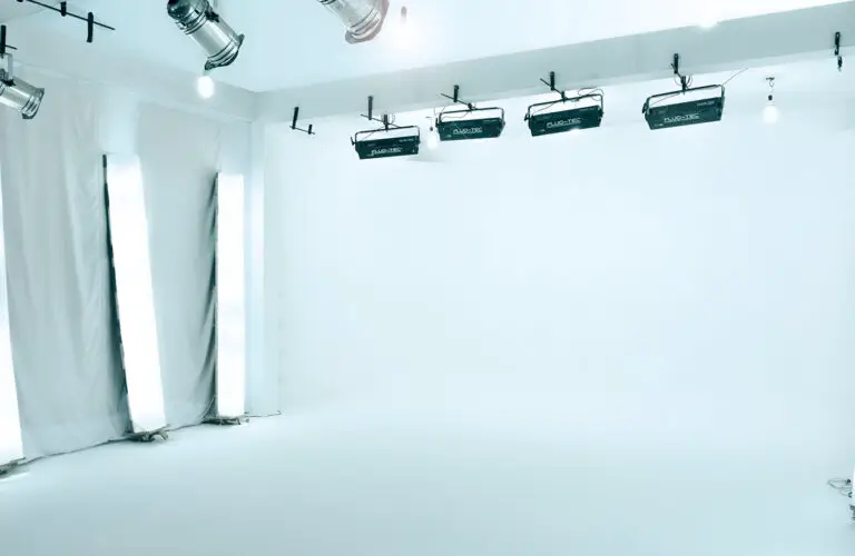 Instalaciones de grabación en fondo blanco en el foro para foto y video de Undying Studio